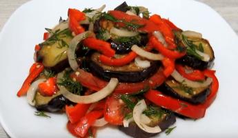 Sallader med aubergine, tomat och vitlök Sallad stekt aubergine tomater paprika vitlök